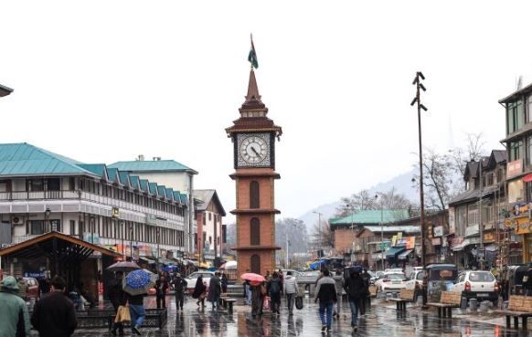 'कश्मीर के ऊंचे इलाकों में ताजा बर्फबारी हुई, मैदानी इलाकों में बारिश हुई | '